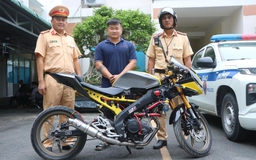 CSGT TP.HCM mời làm việc nam thanh niên chạy mô tô buông 2 tay nghe điện thoại