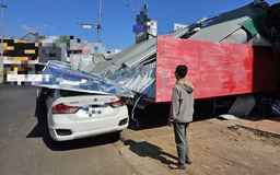 Đắk Lắk: Sập bảng hiệu cửa hàng điện thoại di động, một người bị thương