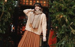 Sành điệu hơn khi phối áo len với chân váy xếp ly, váy da và quần jeans