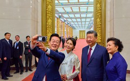 Tổng thống Hàn Quốc chụp ảnh selfie bằng Xiaomi, tặng quà quý cho Chủ tịch Trung Quốc