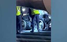 Máy bay chở 221 hành khách nổ 8 bánh khi hạ cánh tại Mỹ