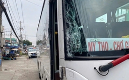 Tài xế buông vô lăng để xem điện thoại khi đang lái xe