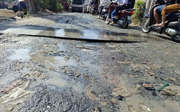 Tấm sắt đặt chênh trên đường nguy hiểm