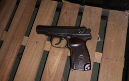 Bắt bị can trốn truy nã, phát hiện tàng trữ súng