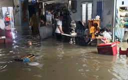 Mưa lớn ở TP.HCM: Nhiều người trắng đêm thấp thỏm, dọn nước ngập vào nhà