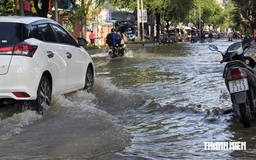 Triều cường vượt mức kỷ lục năm 2000, đường trước chợ Biên Hòa lênh láng nước
