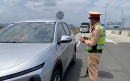 Biển báo treo trên từng làn đường, tài xế phải hiểu thế nào cho đúng?