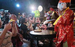 Mưa gió quật đổ sân khấu 'Bố ơi mình đi đâu thế?' và những chuyện hậu trường Mưa gió quật đổ sân khấu 'Bố ơi mình đi đâu thế?' và những chuyện hậu trường