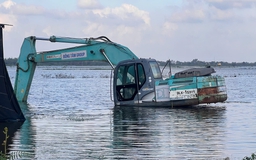 Xe cơ giới thi công đường nghìn tỉ ở Huế bị 'bỏ quên' trên cánh đồng nước