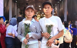 Vợ chồng ở Đà Lạt tặng 4.000 cành cúc trắng: Vượt 300 km tiễn đưa 731 hài cốt liệt sĩ Vợ chồng ở Đà Lạt tặng 4.000 cành cúc trắng: Vượt 300 km tiễn đưa 731 hài cốt liệt sĩ