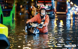 TP.HCM hạn chế người dân qua khu vực ngập sâu, nguy cơ sạt lở