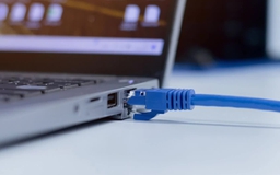 Đã cắm dây mạng Ethernet, có cần tắt Wi-Fi trên máy tính?