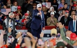 Trước thềm bầu cử, ông Trump lại hứa tặng hàng tỉ USD cho người dân
