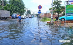 Mưa lớn trưa 21.10, 'rốn ngập' ở TP.HCM lênh láng nước đen ngòm