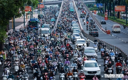 Ùn tắc trước cổng trường ở TP.HCM: Giao lộ gần trường cũng 'ngộp thở'