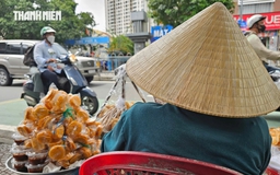 Chồng và con trai duy nhất qua đời, bà mưu sinh bên mâm bánh tráng me
