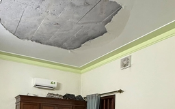 Nghe tiếng động như đàn chuột chạy, 30 giây sau mảng vữa trần nhà rơi xuống giường