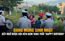 Đang mừng sinh nhật, bất ngờ được đội kèn đám tang thổi 'Happy Birthday'