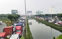 Cửa ngõ phía tây TP.HCM ùn ứ: Về quê ăn tết lại gặp mưa lớn