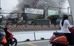 Cháy ở TP.HCM, khói đen cuồn cuộn khiến khu dân cư nháo nhào