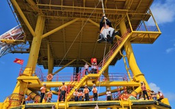 Đu dây lên nhà giàn DK1: Trải nghiệm không quên giữa trùng khơi