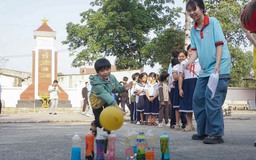 Trước khi về quê ăn tết, sinh viên đến vùng ven TP.HCM làm điều đặc biệt