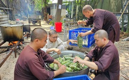 Tu viện ở TP.HCM nấu 2.500 đòn bánh tét tặng bà con hàng xóm ăn tết