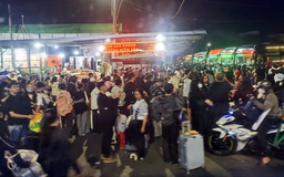 Dòng người đông đúc, xuyên đêm ở bến xe miền Tây về quê đón tết