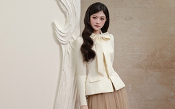 Phối áo khoác ngắn và váy dài đi chúc tết đầu năm