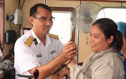 Chúc tết qua loa: Hơi ấm đất liền vượt sóng gió giữa trùng khơi