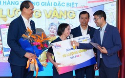 Gửi tiết kiệm 1,1 tỉ đồng, khách hàng Vikki trúng 10 lượng vàng