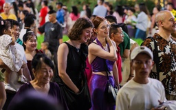 Khách Tây đón giao thừa ở trung tâm TP.HCM, chúc mừng năm mới người Việt