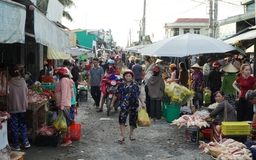 Chợ quê miền Tây 29 tết: Bánh 2.000 đồng, rau 1.000 đồng vẫn bán