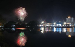 Cà Mau giao thừa quảng trường chật kín người, pháo hoa thắp niềm tin năm mới