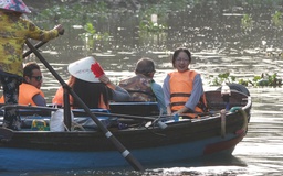 Hướng dẫn viên trẻ đắt sô du lịch làng nghề miền Tây mùa tết