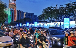 Chiều tối 29 tết: Ngay lúc này, dòng người đổ về trung tâm TP.HCM đón giao thừa