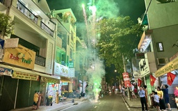 Pháo hoa rực sáng khắp ngã đường TP.HCM giao thừa Tết Bính Ngọ 2026