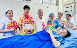 Bệnh viện Từ Dũ tặng vàng may mắn cho những 'em bé Bính Ngọ' đầu tiên