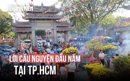 Mùng 1 Tết Bính Ngọ: Thành phố rực rỡ sắc xuân, người dân đi lễ cầu may