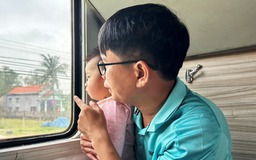 Chuyến tàu hỏa Bắc - Nam mùng 1, tết mới bắt đầu với bao người