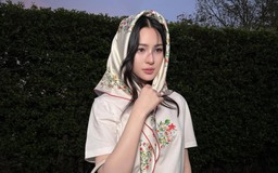 Điểm xuyết vào những chuyến du lịch đầu năm với khăn lụa họa tiết hoa