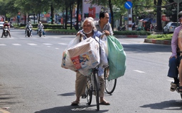 Đường phố TP.HCM mùng 2 tết: Nhiều người miệt mài mưu sinh dưới nắng chang chang