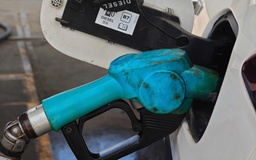 Giá xăng dầu hôm nay 19.2.2026: Xăng trong nước từ chiều mùng 4 tết thế nào?