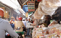 Chợ Bà Hoa thơm mùi bánh, mùi mắm xứ Quảng: Tết không về, vào chợ là thấy quê