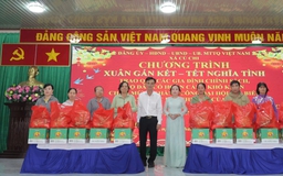 Xã Củ Chi phối hợp các đơn vị giáo dục trao quà tết cho hộ khó khăn