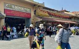 Chen chân ở chợ đầu mối lớn nhất Sài Gòn ngày cận tết