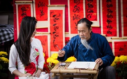 Theo chân người dân TP.HCM đi xin chữ đầu năm