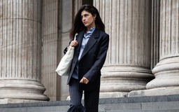 Quần tây kẻ sọc, từ đồng phục công sở đến xu hướng hằng ngày