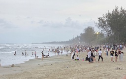 Quảng Ngãi: Tắm biển 3 người trong một gia đình đuối nước, 2 người mất tích