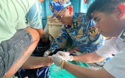 Chiến sĩ nhà giàn DK1/10 cấp cứu ngư dân bị nạn trên biển